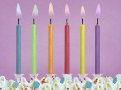 Narozeninové svíčky s barevným plamenem